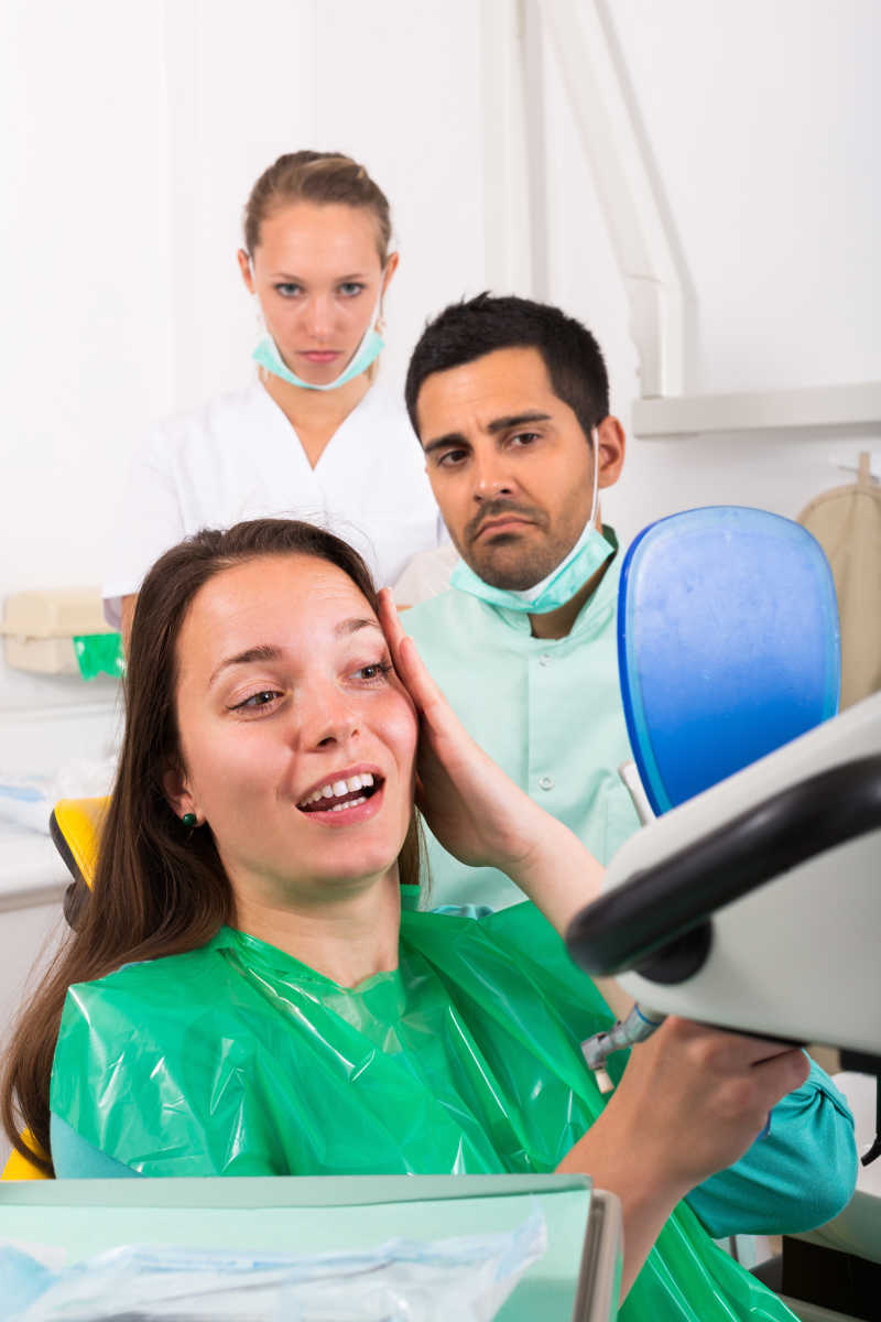年轻女性患者在牙科诊所就诊