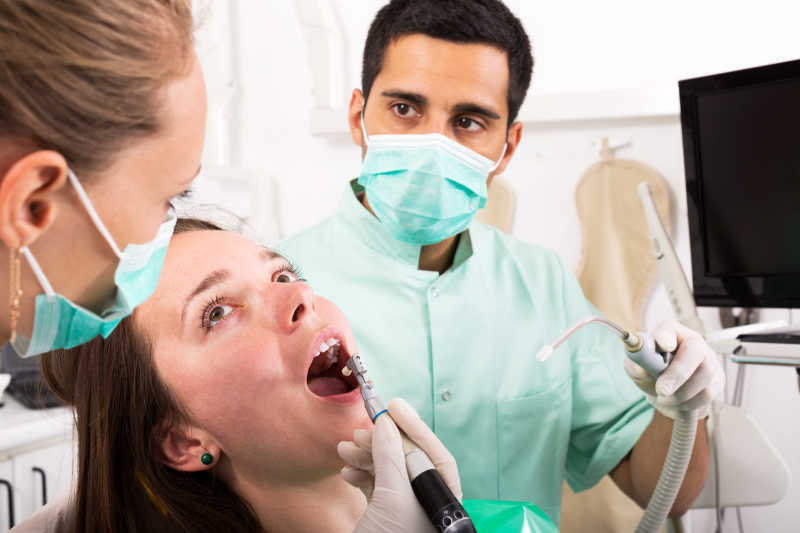 检查牙齿的女性患者