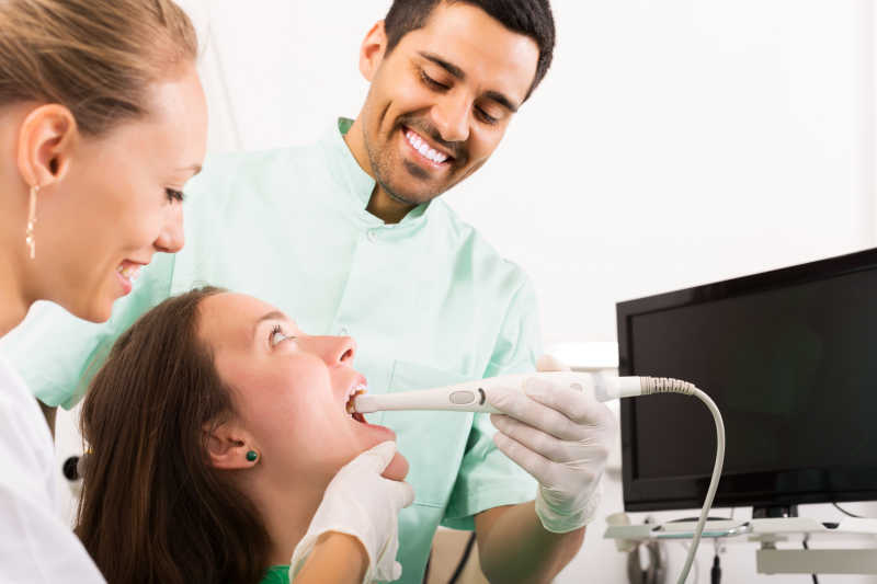 利用设备检查病人牙齿健康