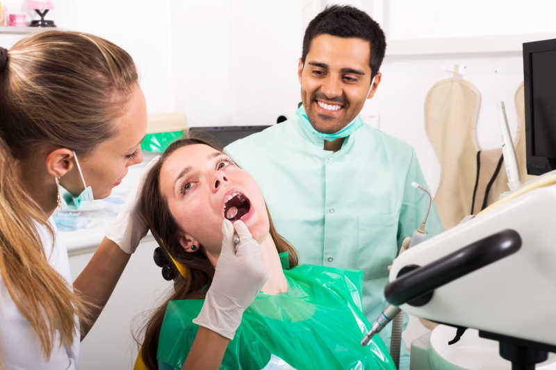 成年女性在牙科诊所检查牙齿