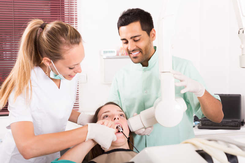 女性牙齿病人用数字X射线检查牙齿