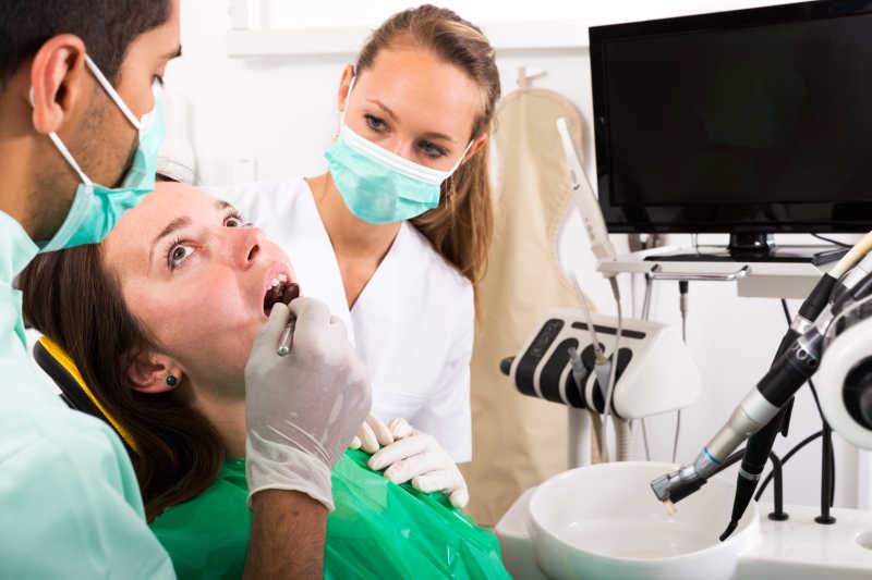 牙医检查口腔健康