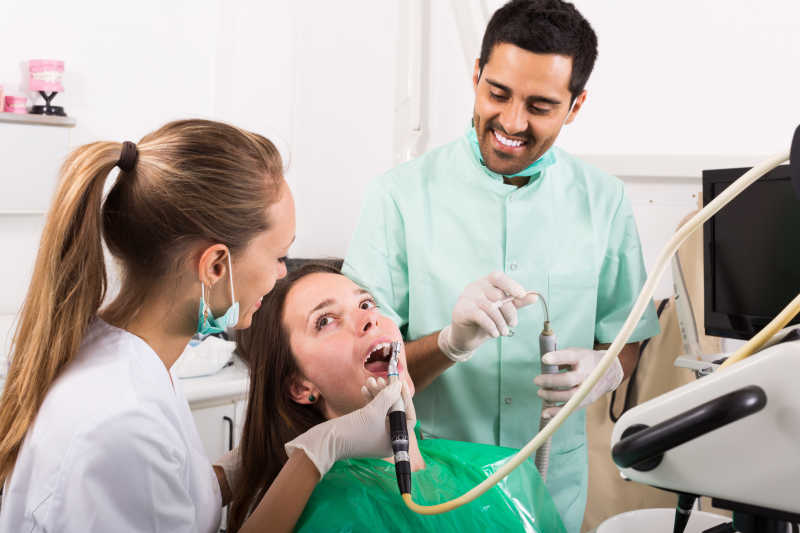 女性牙齿患者检查牙齿