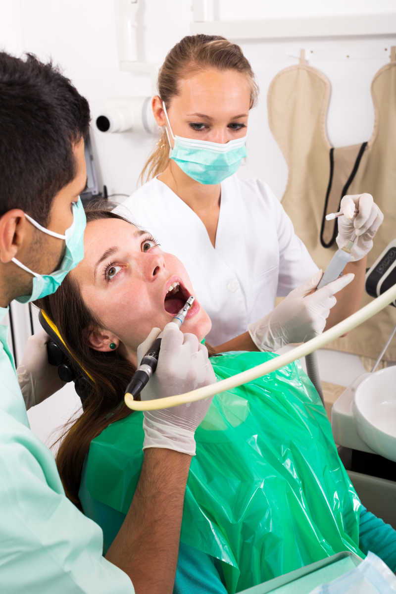 牙科诊所检查牙齿