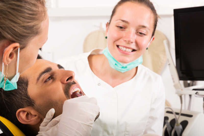 男性牙齿患者在牙科诊所检查牙齿