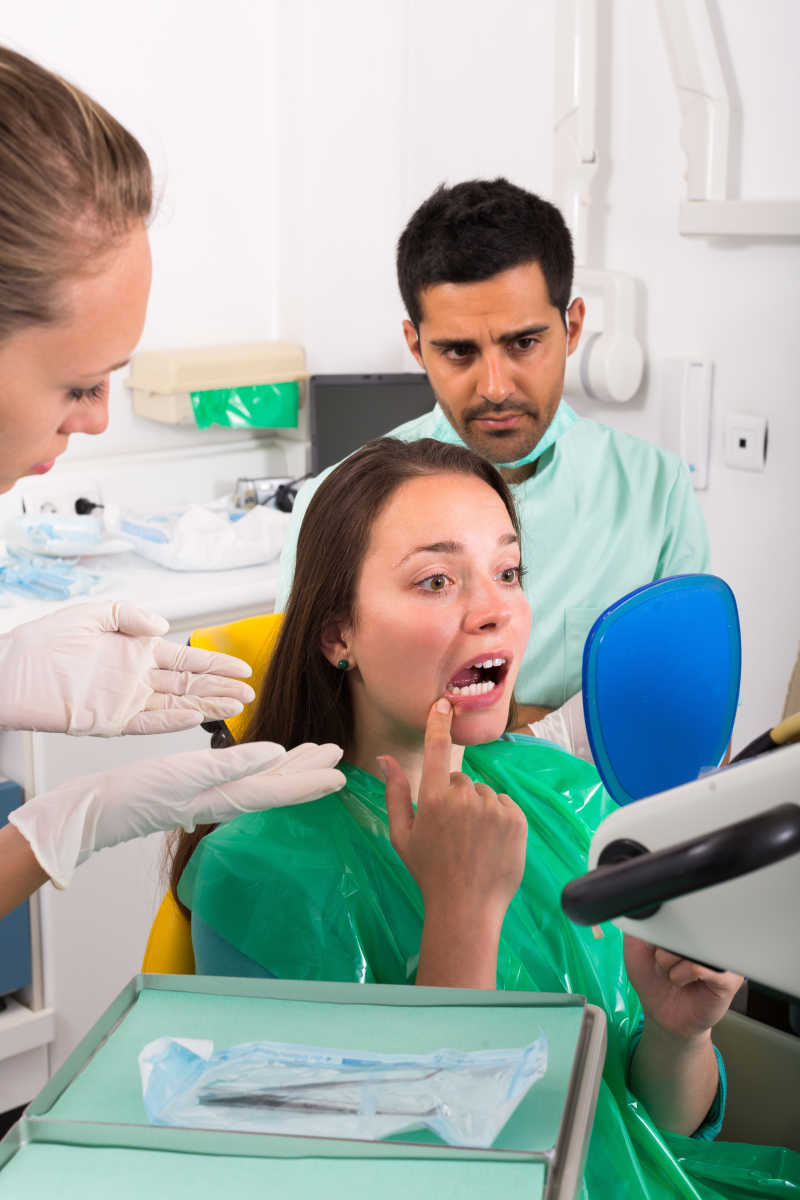 牙科就诊的女性患者