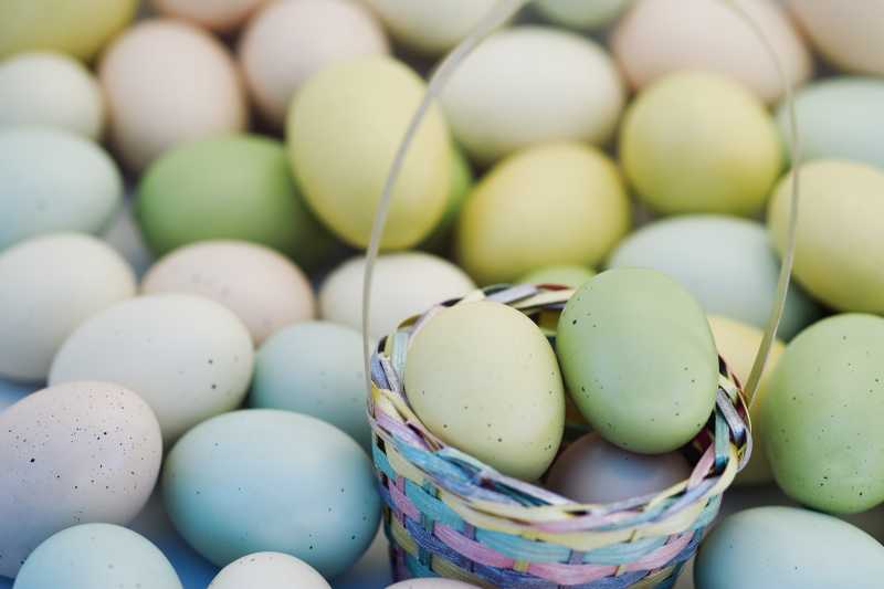 复活节彩蛋和篮子饰品
