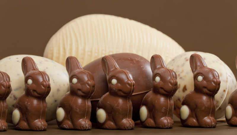 复活节彩蛋和巧克力兔子