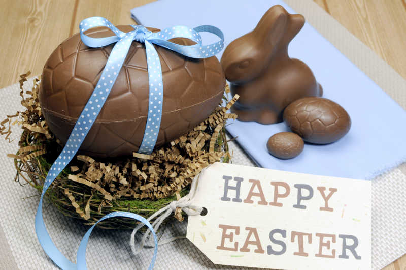 复活节巧克力蛋兔子和礼品标签