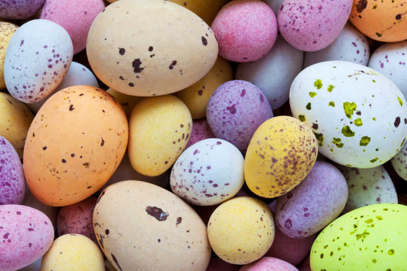 五颜六色的糖果包裹的巧克力复活节彩蛋