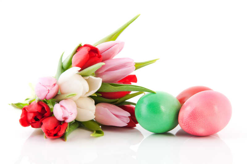 五颜六色的郁金香花束和复活节彩蛋