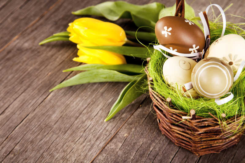 复活节彩蛋和郁金香花束