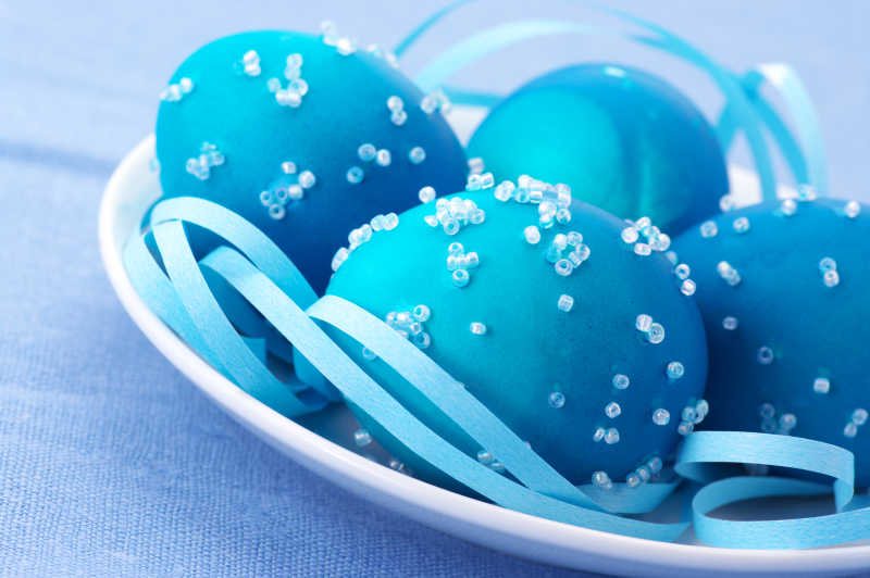有蓝色丝带盘子上的蓝色复活节彩蛋