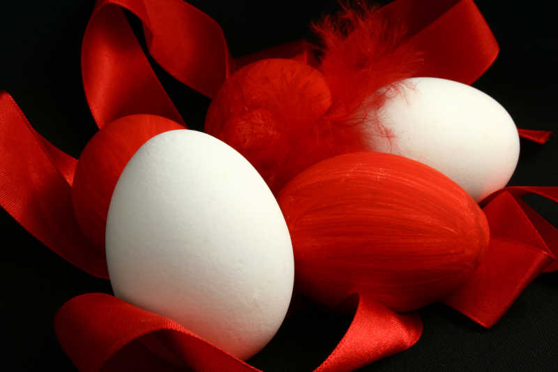 白色和红色的复活节彩蛋装饰