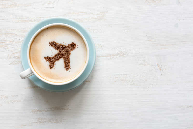 咖啡杯中的肉桂飞机