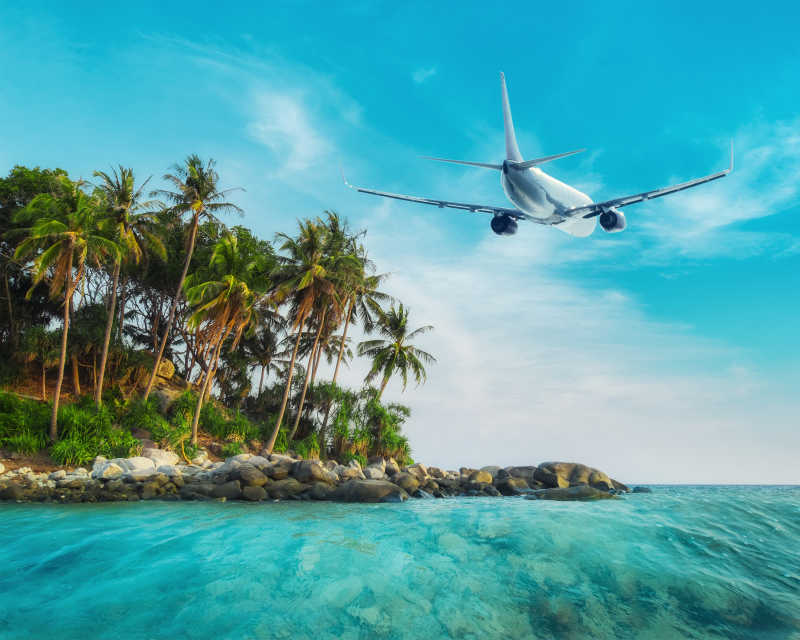 飞机在热带岛屿上飞过