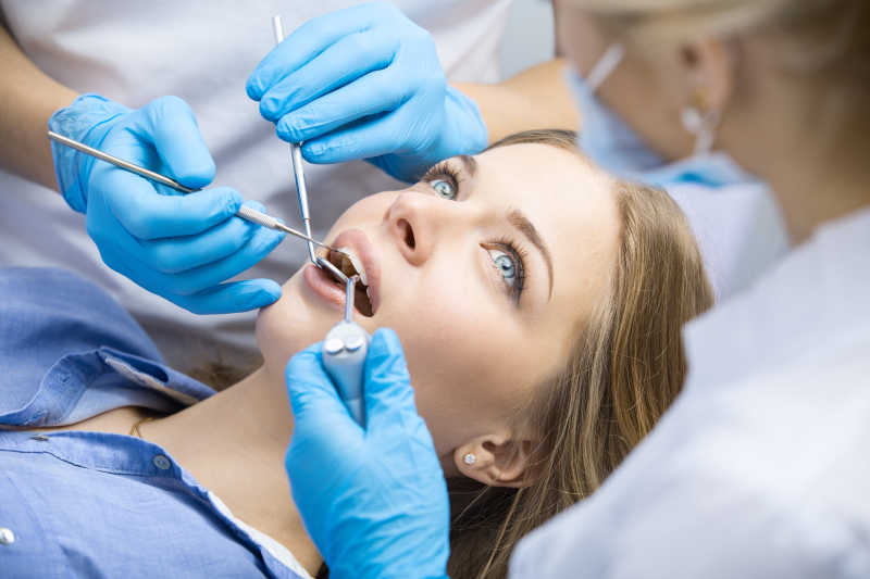 美女在牙科诊所检查牙齿