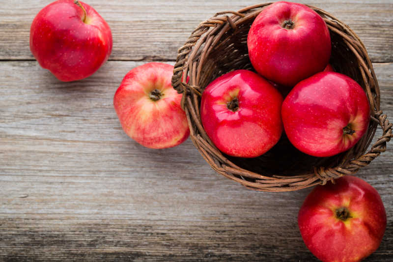 木制背景上成熟的红色苹果