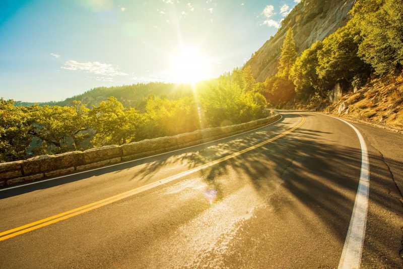 在优美的阳光明媚的道路上的夏天