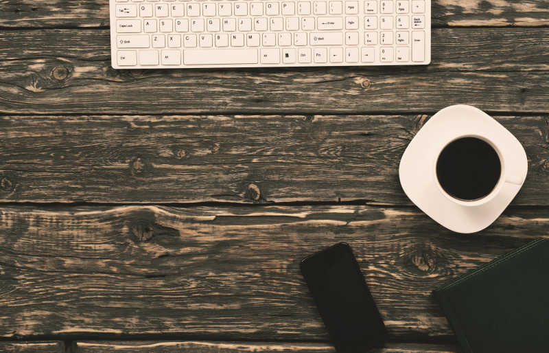 桌面上的键盘和咖啡