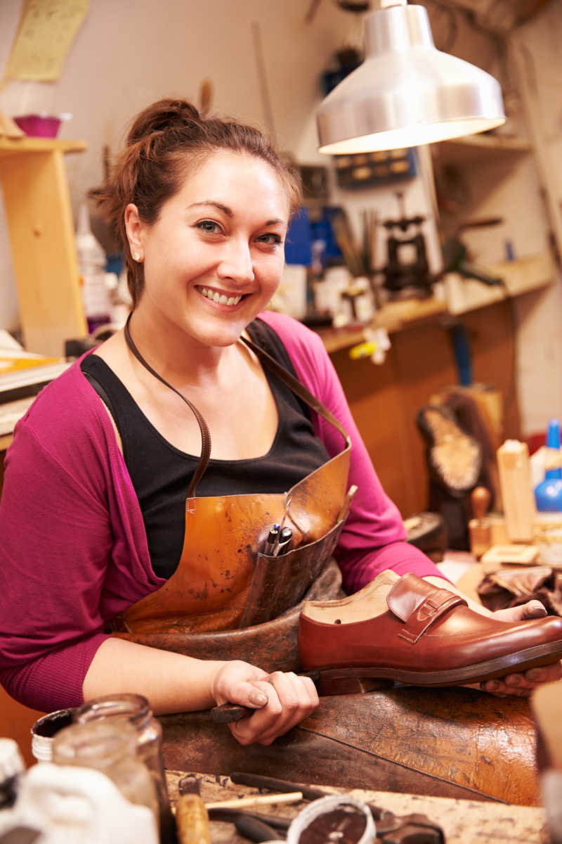 年轻女工匠制作鞋子特写