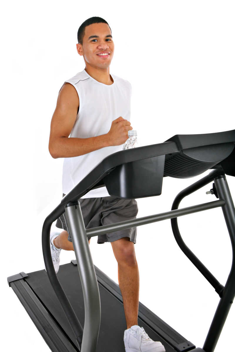 跑步机上跑步的男性健身者