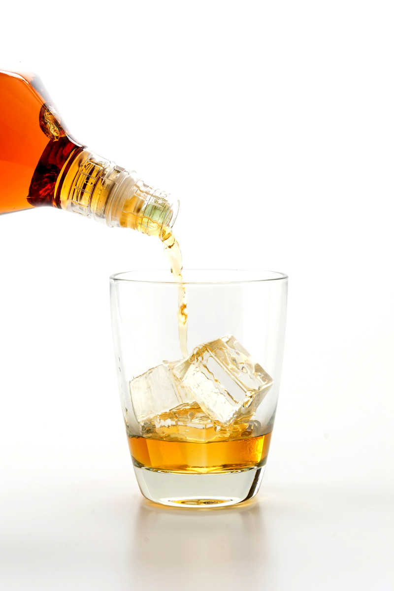 冰块在威士忌中
