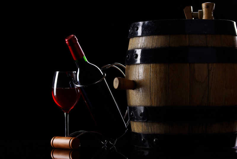 红酒和木制桶