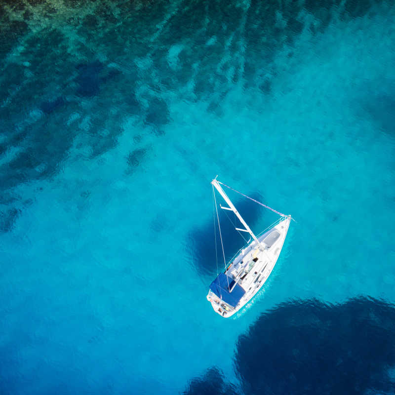 平静的海面上静止的海洋帆船