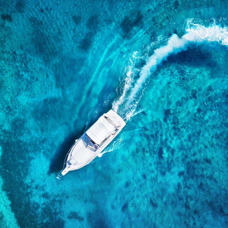 清澈的海水与海洋帆船特写