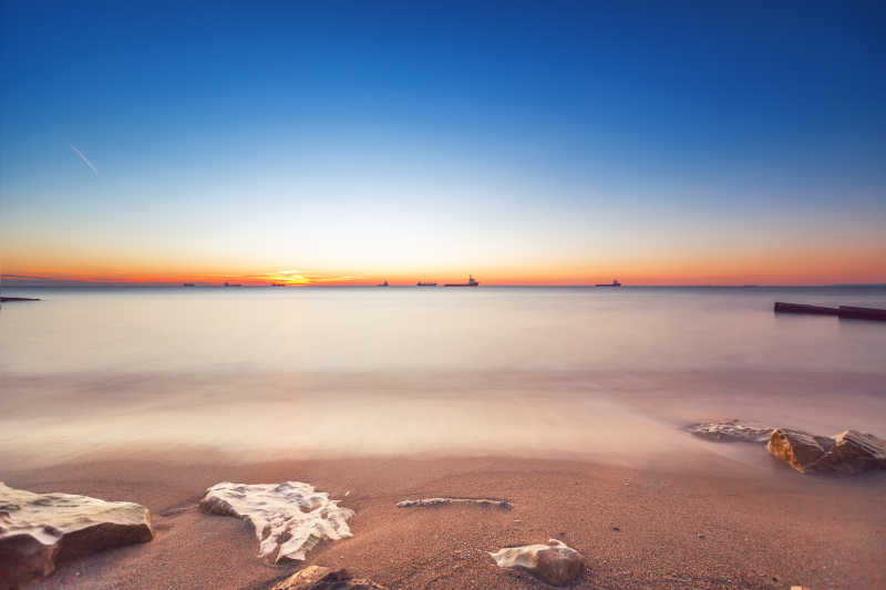 海面海岸线上的日出特写