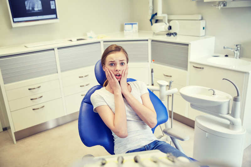牙诊所惊恐的女孩