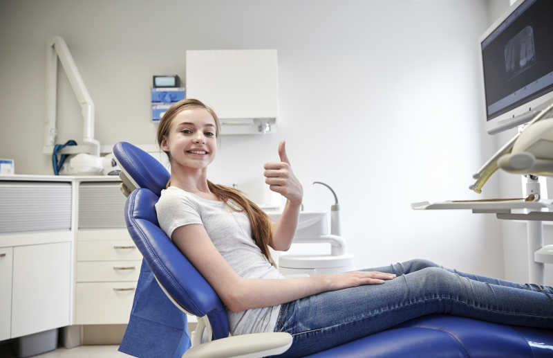 牙诊所里竖起大拇指的女孩