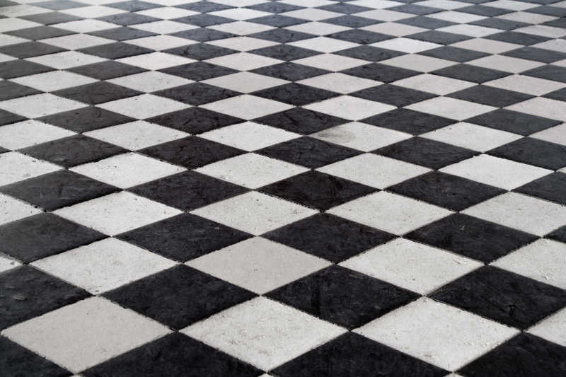 黑白交错的瓷砖地板