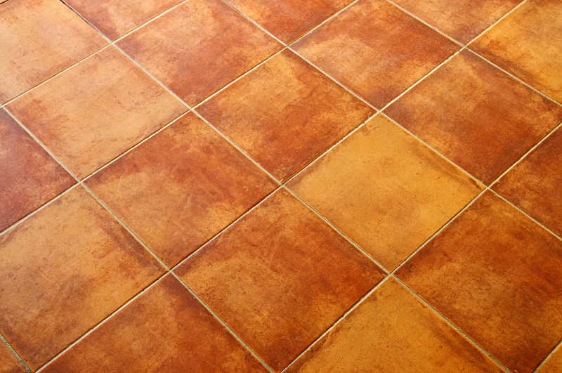 棕色瓷砖地板