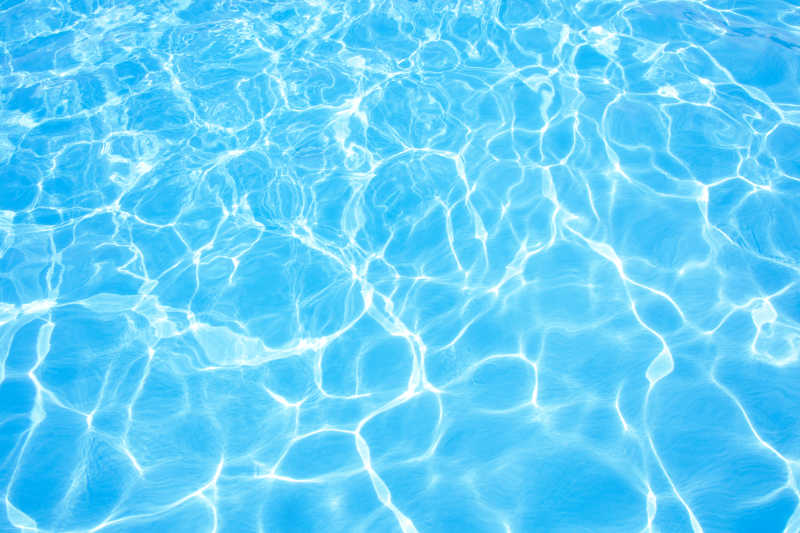 蓝色清洁游泳池里水的波纹纹理背景