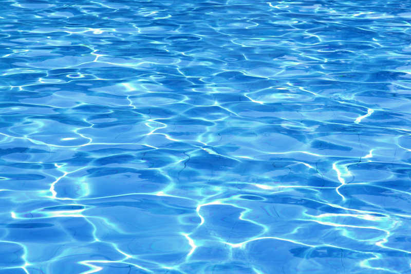 蓝色游泳池里清澈的水