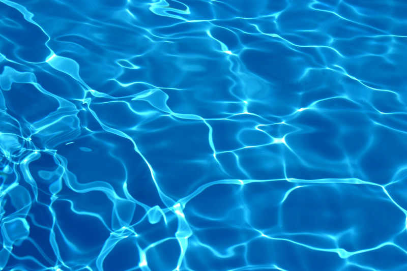 游泳池清澈的水的波纹特写