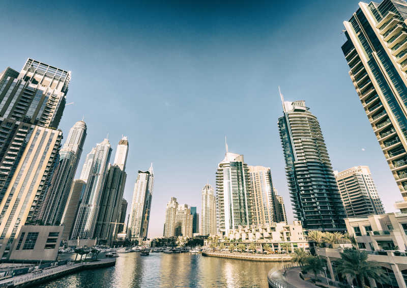 迪拜UAE码头的建筑物和河流