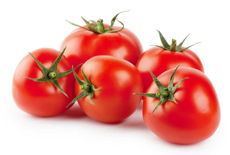 白色背景上的新鲜西红柿