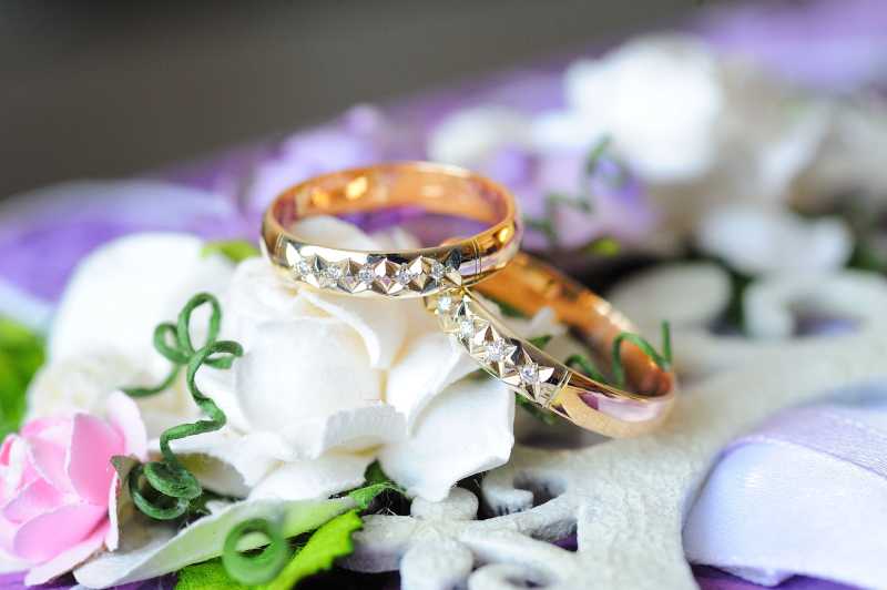 塑料花上的结婚戒指