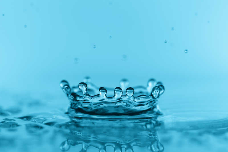 皇冠形状的水滴