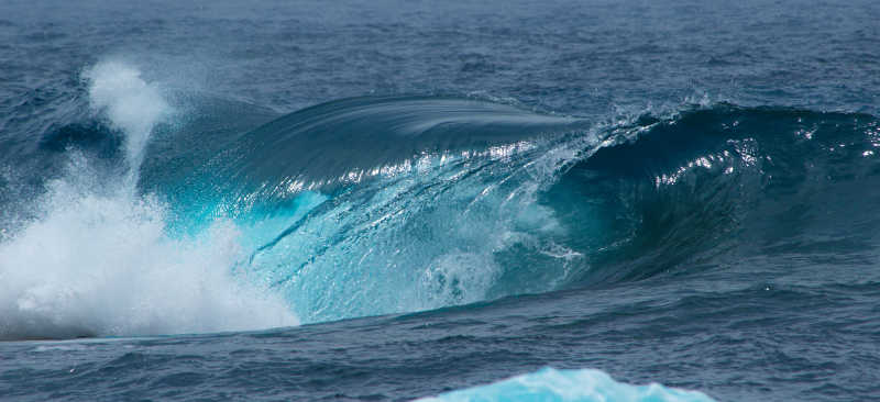 强大的海浪打破自然的背景