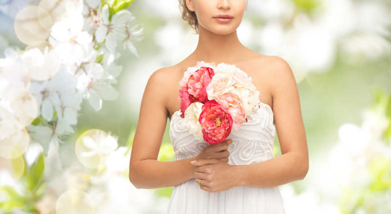 美丽的新娘手拿花束