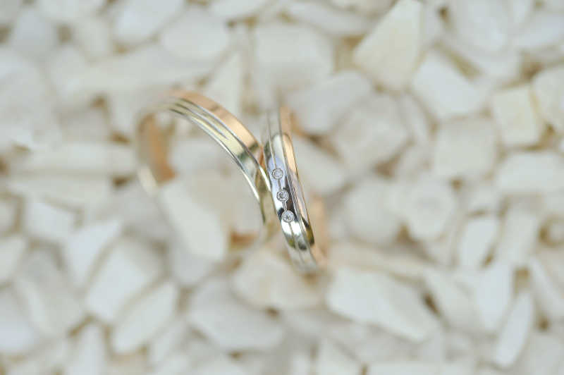白色宝石上的结婚戒指