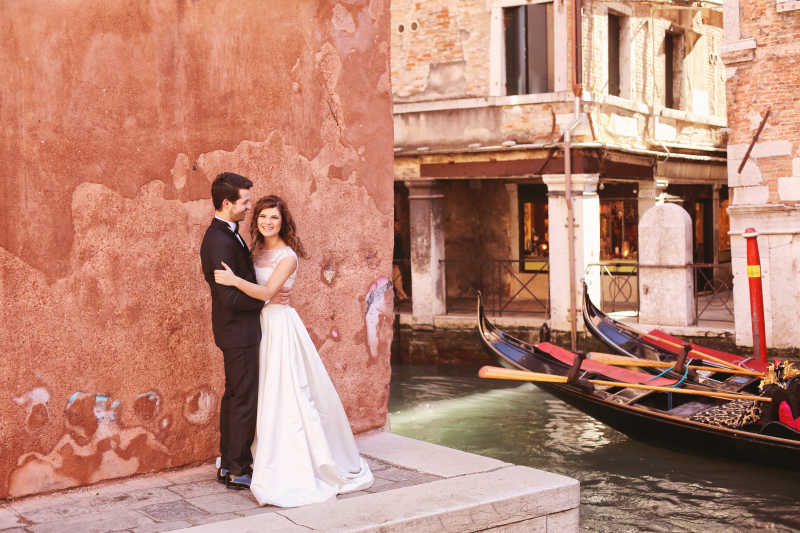 新娘与新郎在威尼斯拥抱