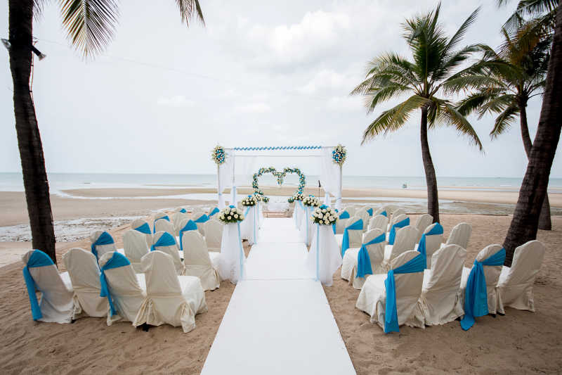 海滩上的婚礼场景
