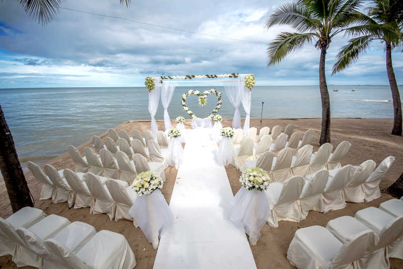 海边上的婚礼场景