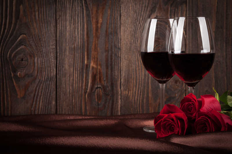 两杯葡萄酒和玫瑰花