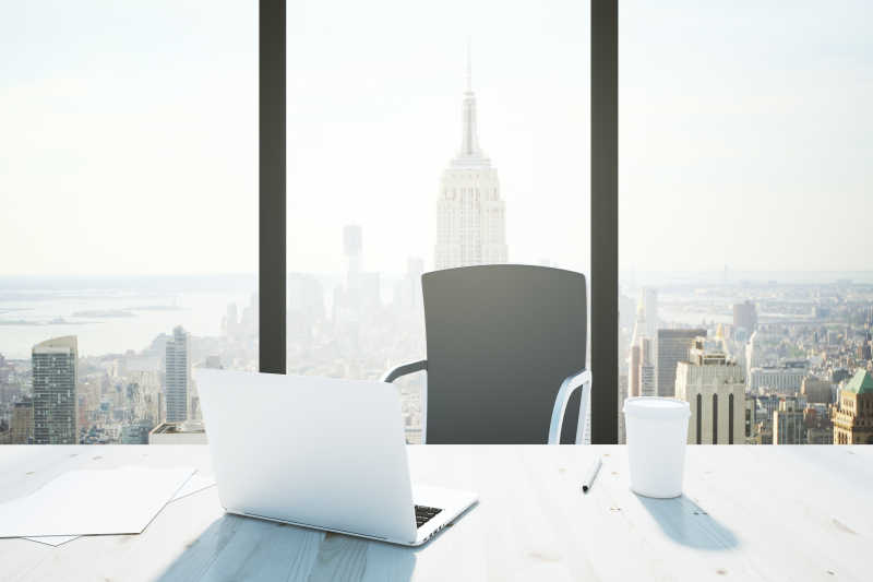 办公室内部与纽约城市景观